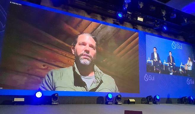 도널드 트럼프 미국 대통령 장남인 도널드 트럼프 주니어(왼쪽)가 23일 서울 광진구 워커힐호텔에서 열린 코리아 블록체인 위크(KBW)에 스타링크 화상 연결로 참석해 있다. /연합뉴스