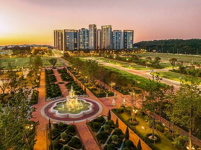 신검단 로열파크씨티Ⅱ와 월드 클래스로 조성된 기반시설의 조경과 조경시설 실제 사진ⓒDK아시아 제공