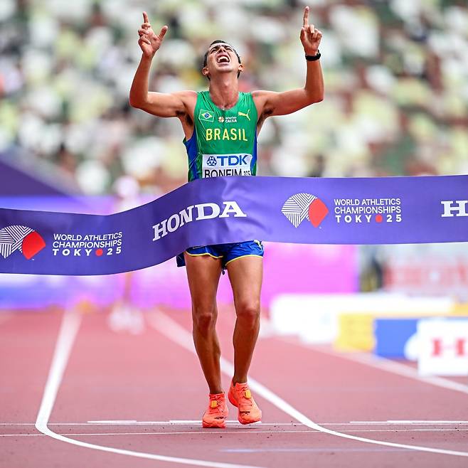 결승선을 통과하고 있는 브라질 경보 선수 ‘카이오 본핌’의 모습. (출처=X @WorldAthletics 갈무리)