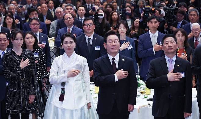 이재명 대통령 부부, 뉴욕 동포간담회 국민의례 (뉴욕=연합뉴스) 한상균 기자 = 유엔총회 참석차 미국을 방문한 이재명 대통령이 22일(현지시간) 뉴욕의 한 호텔에서 열린 동포간담회에서 참석자들과 함께 국기에 경례하고 있다. 2025.9.23 xyz@yna.co.kr (끝)