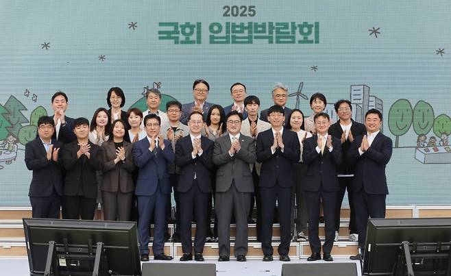 파이낸셜뉴스와 국회입법조사처가 공동 주최한 '2025 입법 및 정책 제안대회' 시상식이 우원식 국회의장이 참석한 가운데 23일 국회 중앙잔디광장에서 열렸다. 노동일 파이낸셜뉴스 주필(앞줄 왼쪽 네번째부터), 송의달 파이낸셜뉴스 사장, 우 의장과 이관후 입법조사처장(앞줄 왼쪽 여덟번째)이 수상자들과 함께 기념촬영을 하고 있다. 사진=박범준 기자