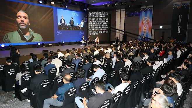 트럼프 장차남과 함께하는 KBW 도널드 트럼프 주니어(왼쪽 첫번째)가 23일 서울 광진구 워커힐 호텔앤리조트에서 열린 '코리아블록체인위크 2025(KBW2025)' 메인 컨퍼런스인 '임팩트(KBW2025:IMPACT)' 특별대담에 화상연결로 참여해 비트코인에 대한 견해를 밝히고 있다.