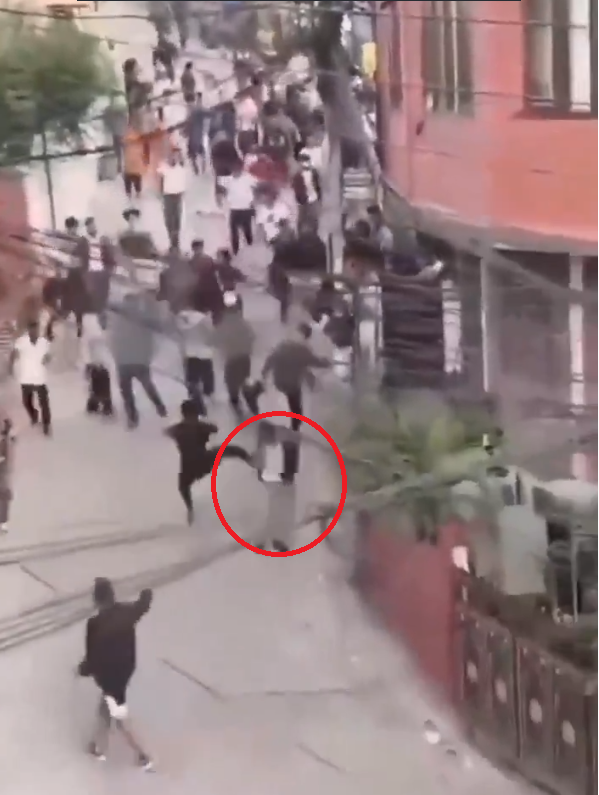 네팔 재무장관으로 추정되는 남성(빨간색 원)이 시위대에게 도망치다가 한 시민에게 발차기를 맞고 있다. 엑스 캡처