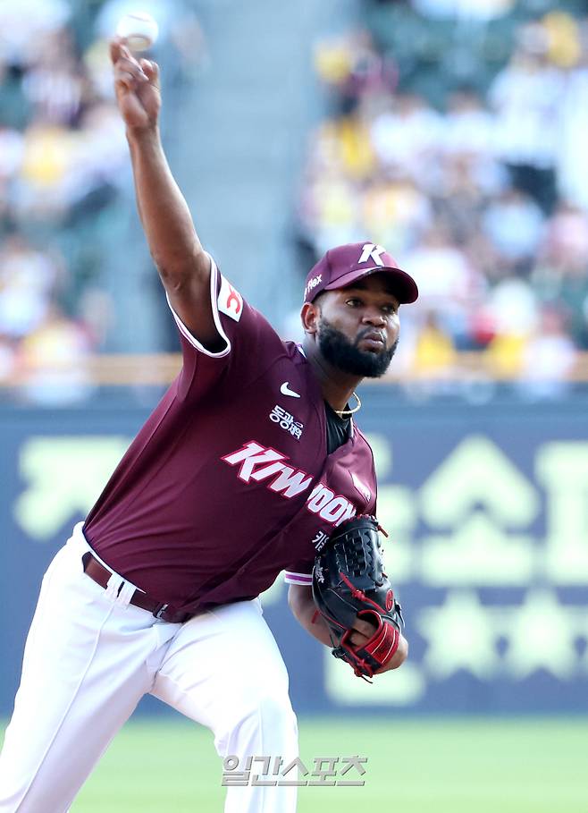 2025 KBO리그 프로야구 LG트윈스와 키움히어로즈의 경기가 10일 오후 서울 잠실야구장에서 열렸다. 키움 선발 알칸타라가 등판해 역투하고 있다. 잠실=김민규 기자 mgkim1@edaily.co.kr /2025.07.10/