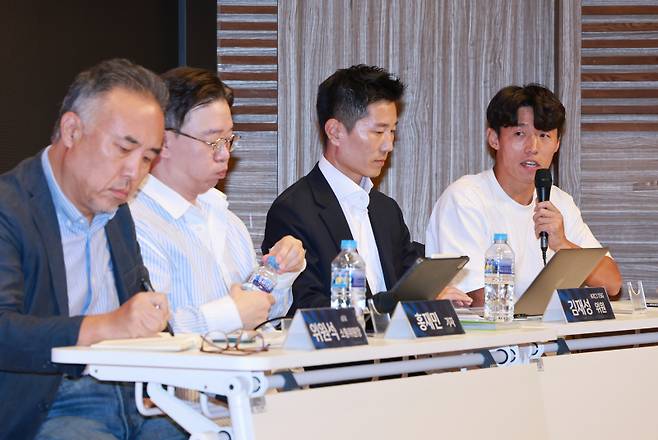 외국인 선수 쿼터 제도 관련 의견 발표하는 김보경(서울=연합뉴스) 신현우 기자 = K리그1 FC안양 김보경이 23일 서울 성동구 한양대학교 경영관 SKT홀에서 열린 2025 K리그 주요 현안 공청회에 참석해 발언하고 있다. 이번 공청회는 K리그1 적정 팀 수와 K리그 외국인 선수 쿼터 제도를 주제로 열렸다.왼쪽부터 위원석 대한축구협회 소통위원장, 홍재민 기자, 김재성 K리그 TSG 위원, 김보경. 2025.9.23nowwego@yna.co.kr/2025-09-23 15:11:41/<저작권자 ⓒ 1980-2025 ㈜연합뉴스. 무단 전재 재배포 금지, AI 학습 및 활용 금지>