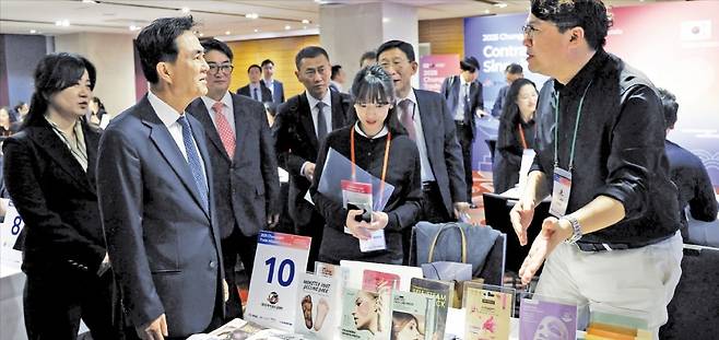 김태흠 충남지사(왼쪽)가 올해 5월 호주 시드니에서 열린 충남 해외시장개척단 수출상담회에서 현지 바이어와 도내 기업인을 격려하고 있다. /충청남도 제공