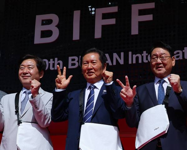더불어민주당 정청래 대표가 23일 오후 부산 해운대구 영화의전당을 찾아 부산국제영화제 레드카펫 위에서 기념촬영을 하고 있다. 연합뉴스