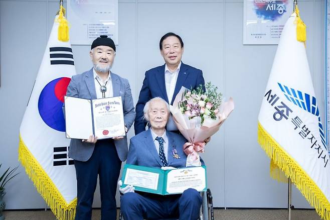 6.25 전쟁에서 부상 입은 미군을 정성껏 돌본 임창수(가운데)옹이 친척인 임재한 씨, 최민호(오른쪽) 세종시장과 기념촬영을 하고 있다. 세종시 제공