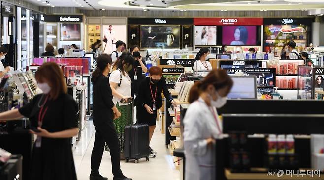 서울 강서구 김포공항 국제선 탑승장에서 승객들이 면세구역을 이용하고 있다. /사진=이기범 기자