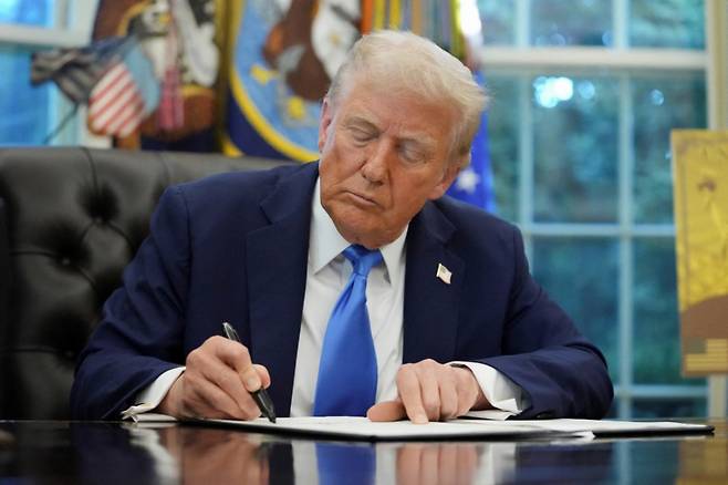 지난 19일(현지시간) 미국 워싱턴 D.C. 백악관 집무실에서 도널드 트럼프 미국 대통령이 골드카드 비자 관련 행정명령에 서명하고 있다. /로이터=뉴스1