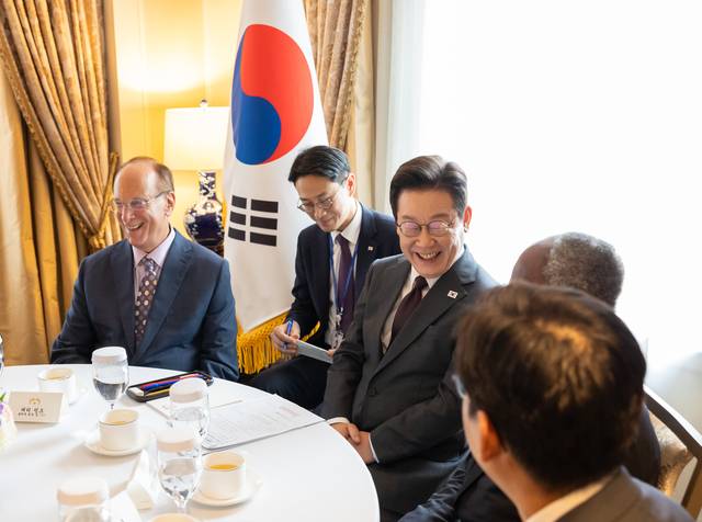 유엔총회 참석차 미국을 방문한 이재명 대통령이 22일(현지시간) 뉴욕의 한 호텔에서 래리 핑크 세계경제포럼 의장을 접견하고 있다. 이 대통령 왼편에 김종민 외교부 기획재정담당관이 앉아 통역하고 있다. 연합뉴스