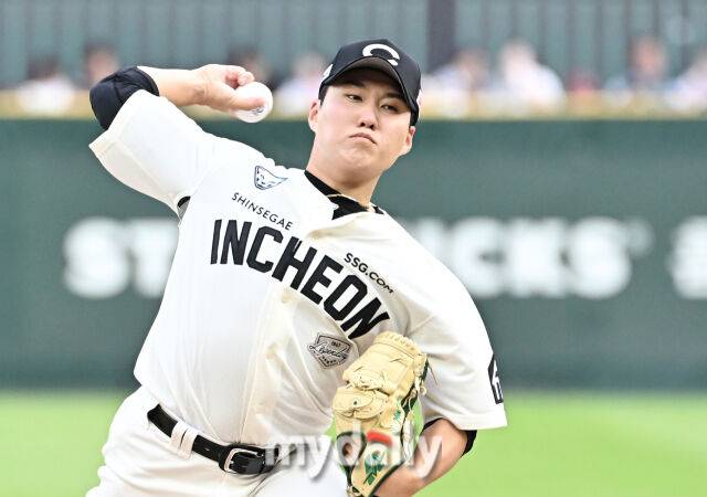 17일 오후 이넌광역시 문학동 인천SSG랜더스필드에서 진행된 '2025 프로야구 KBO리그' SSG랜더스와 LG트윈스의 경기. SSG 선발투수 최민준이 역투하고 있다./마이데일리