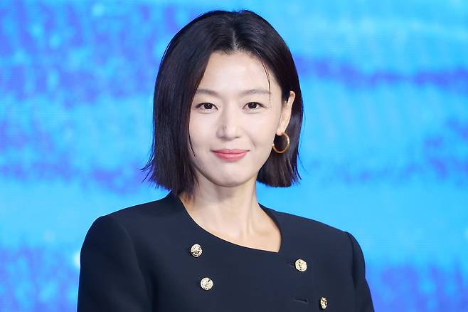 배우 전지현이 지난 2일 서울 종로구 포시즌스호텔에서 열린 디즈니+ 오리지널 시리즈 ‘북극성’ 제작발표회에서 포즈를 취하고 있다. 사진 연합뉴스
