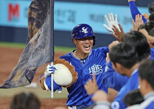 홈런을 때려낸 뒤 기쁨을 나누는 이성규. /사진=삼성 라이온즈