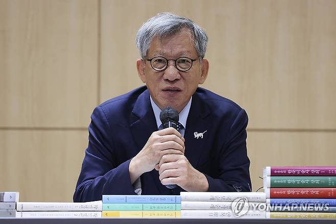 신간 출간하는 유홍준 관장 (서울=연합뉴스) 강민지 기자 = 유홍준 국립중앙박물관 관장이 23일 서울 마포구 창비서교빌딩에서 '모두를 위한 한국미술사', '외국인을 위한 한국미술사' 출간 기념 기자간담회를 하고 있다. 2025.9.23 mjkang@yna.co.kr
