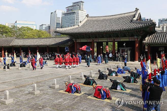 경희궁에서 조선통신사 재현 행사 (서울=연합뉴스) 강민지 기자 = 24일 서울 경희궁에서 열린 조선통신사 행렬 재현행사에서 배우 남경주가 왕을 연기하고 있다. 행사는 한국과 일본 국교 정상화 60주년을 기념해 24일부터 서울과 부산, 일본 도쿄와 오사카 등에서 열린다. 2025.4.24 mjkang@yna.co.kr