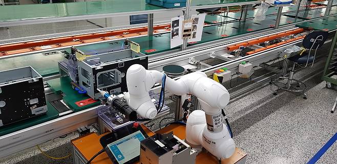 ▲ 로봇이 실제 산업 현장을 모사한 실증환경에서 작업을 진행하고 있다. /사진제공=인천테크노파크