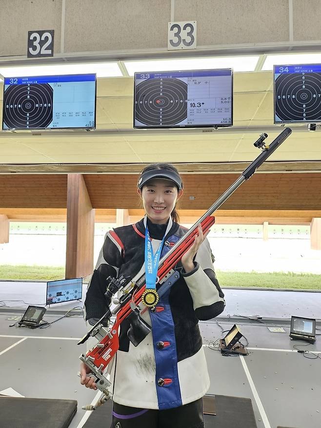 제18회 대통령 경호처장기 전국사격대회 여자일반부 공기소총서 금메달을 획득한 임하나(화성시청)가 기념활영을 하고 있다. 사진=화성시청