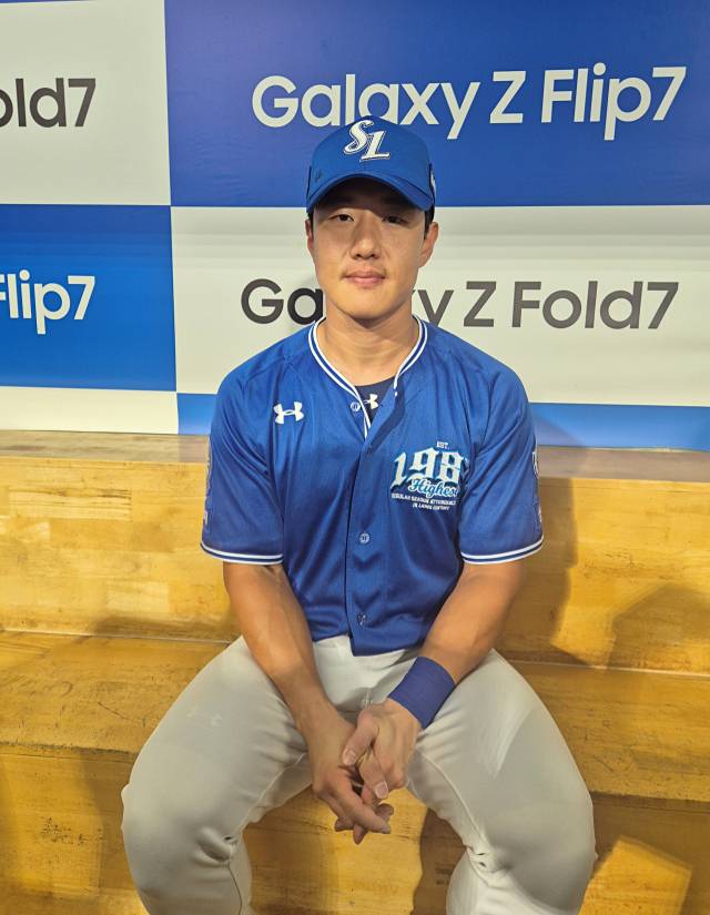 삼성 라이온즈의 이성규가 23일 대구에서 열린 두산 베어스와의 경기 때 역전 솔로 홈런을 치며 팀 승리를 이끈 뒤 취재진과 인터뷰하고 있다. 채정민 기자