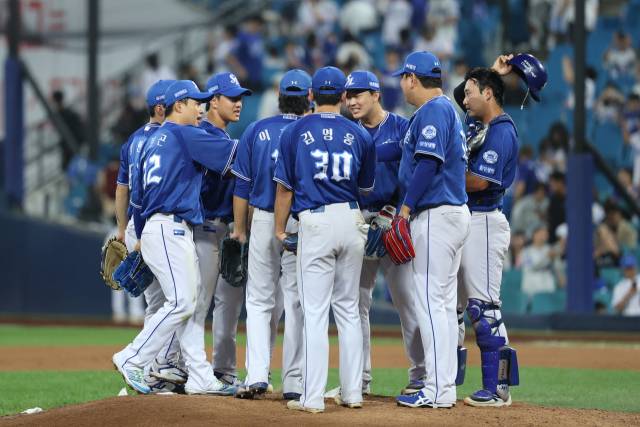 삼성 라이온즈 선수들이 24일 대구에서 열린 롯데 자이언츠와의 경기를 승리로 이끈 뒤 마운드에 모여 기쁨을 나누고 있다. 삼성 제공
