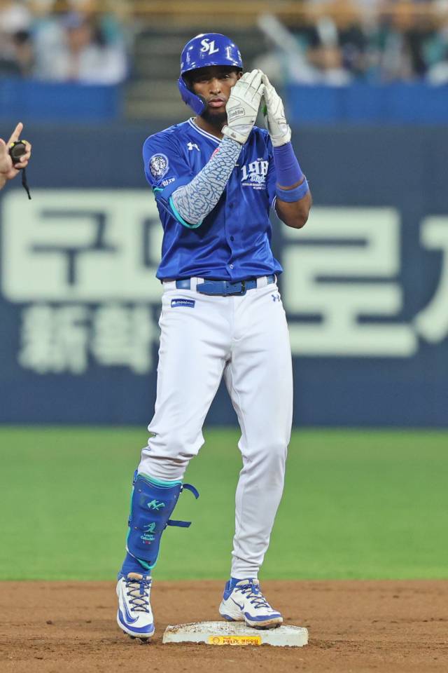 삼성 라이온즈의 르윈 디아즈가 24일 대구에서 열린 롯데 자이언츠와의 경기 4회말 2타점 2루타를 친 뒤 2루에서 세리머니를 하고 있다. 이 안타로 디아즈는 리그 한 시즌 최다 타점 타이 기록(146타점)을 세웠다. 삼성 제공