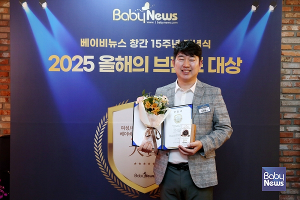 김진영 지오크리에이티브 대표가 23일 오후 서울 마포구 베이비뉴스 스튜디오에서 열린 2025 올해의 브랜드 대상 시상식 포토존에서 기념촬영을 하고 있다. 지오크리에이티브 지오헬멧은 두상교정헬맷 부문에서 1위를 차지했다. 이효상 기자 ⓒ베이비뉴스