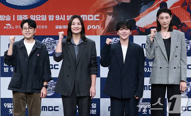 권락희 PD(왼쪽부터)와 전 배구선수 표승주, 세븐틴 승관, 김연경이 24일 오후 서울 마포구 상암동 MBC 골든마우스홀에서 열린 MBC 새 예능 '신인감독 김연경' 제작발표회에 참석해 포즈를 취하고 있다. '신인감독 김연경'은 신인 감독으로 배구 여제 김연경의 구단 창설 프로젝트다. 은퇴 후 새로운 도전에 나선 '배구 황제' 김연경이 직접 창단한 팀 ‘필승 원더독스’를 이끌며 지도자로서 첫발을 내딛는 과정이 담긴다. 2025.9.24/뉴스1 ⓒ News1 권현진 기자