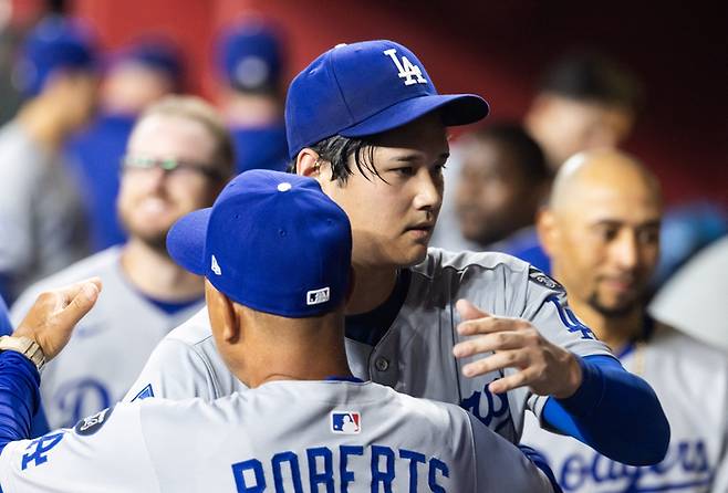 오타니가 투구를 마친 뒤 데이브 로버츠 감독과 포옹을 하고 있다. 사진 | AP 연합뉴스