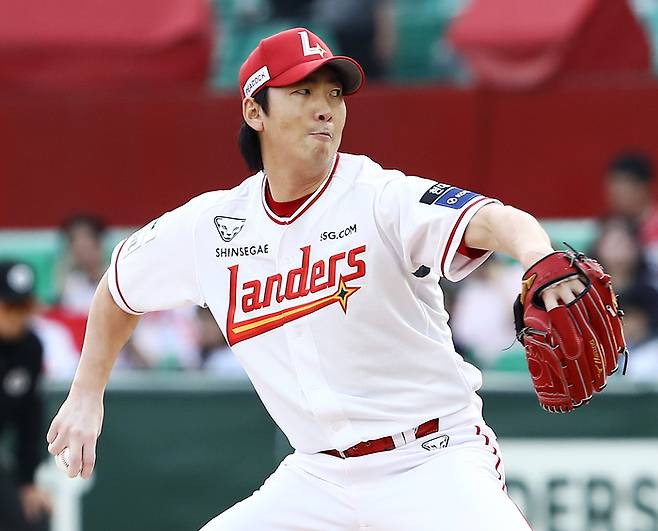 SSG 문승원이 13일 인천SSG랜더스필드에서 열린 2025 KBO리그 NC전에서 선발 등판해 역투하고 있다. 사진 | SSG 랜더스