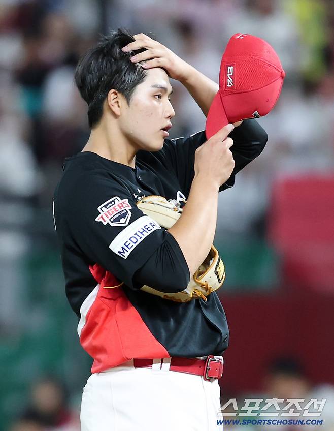 23일 인천 SSG랜더스필드에서 KIA-SSG전. KIA 선발투수 김태형이 1회말 2사 후 연속 사구를 내주자 아쉬워하고 있다. 인천=정재근 기자 cjg@sportschosun.com/2025.9.23/