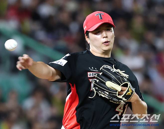 23일 인천 SSG랜더스필드에서 KIA-SSG전. 6회말 등판한 황동하가 1루에 견제구를 던지고 있다. 인천=정재근 기자 cjg@sportschosun.com/2025.9.23/