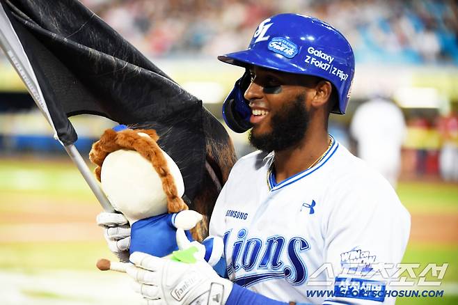 11일 대구 라이온즈파크에서 열린 삼성 라이온즈와 SSG 랜더스의 경기. 4회말 1사 삼성 디아즈가 솔로포를 날린 뒤 환호하고 있다. 대구=박재만 기자 pjm@sportschosun.com/2025.09.11/