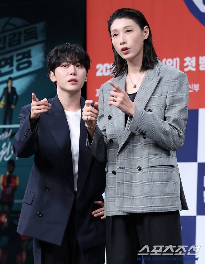 MBC 예능 '신인감독 김연경' 제작발표회가 24일 오후 서울 상암동 MBC 사옥에서 열렸다. 부승관, 김연경이 함께 포즈 취하고 있다. 정재근 기자 cjg@sportschosun.com/2025.9.24/