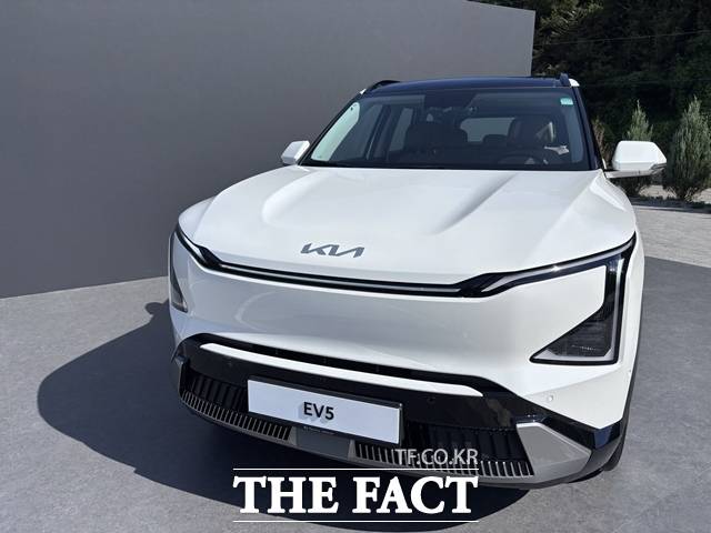 EV5 전면부. 날렵한 주간주행등(DRL)과 볼륨감 있는 보닛 라인이 특징이다. /황지향 기자