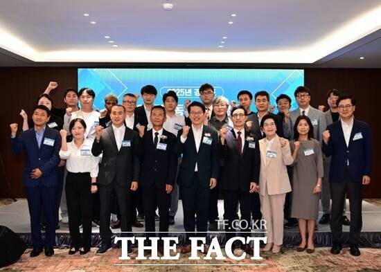 23일 수원 이비스 앰배서더 호텔에서 열린 '2025년 이주노동자 행복일터 선정사업 인증서 및 현판 수여식'에서 김대순 경기도 행정2부지사(앞줄 가운데)와 행복일터로 선정된 기업 관계자 등이 기념 촬영을 하고 있다./경기도