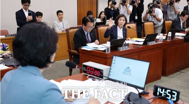 나경원 국민의힘 의원이 24일 오후 서울 여의도 국회에서 열린 법제사법위원회 전체회의에서 추미애 위원장에게 발언 신청을 하고 있다. /뉴시스