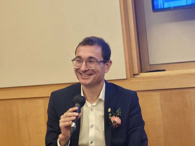 토비아스 에르브 독일 막스플랑크 지상 미생물학 연구소장이 아시아경제와 인터뷰 하고 있다. 김종화 기자