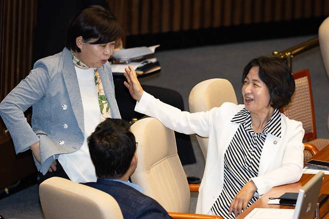 더불어민주당 소속 추미애 국회 법제사법위원장이 지난 11일 국회 본회의에서 같은 당 서영교 의원과 대화하고 있다. 2025.9.11/뉴스1 ⓒ News1 유승관 기자