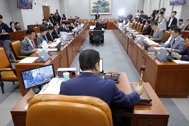 김병기 국회 운영위원회 위원장이 24일 국회에서 열린 운영위원회 전체회의를 시작하고 있다. /연합뉴스