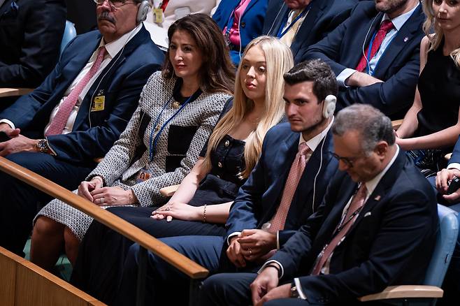 도널드 트럼프 대통령의 딸 티파니 트럼프(가운데)가 2025년 9월 23일 화요일 유엔 본부에서 열린 제80차 유엔 총회에서 트럼프 대통령이 연설하는 모습을 지켜보고 있다. /연합뉴스
