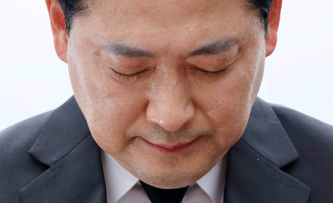 장동혁 국민의힘 당대표가 24일 대전 유성구 국립대전현충원 채상병 묘역, 연평도 포격전 전사자 묘역을 참배하며 눈물을 흘리고 있다./뉴스1