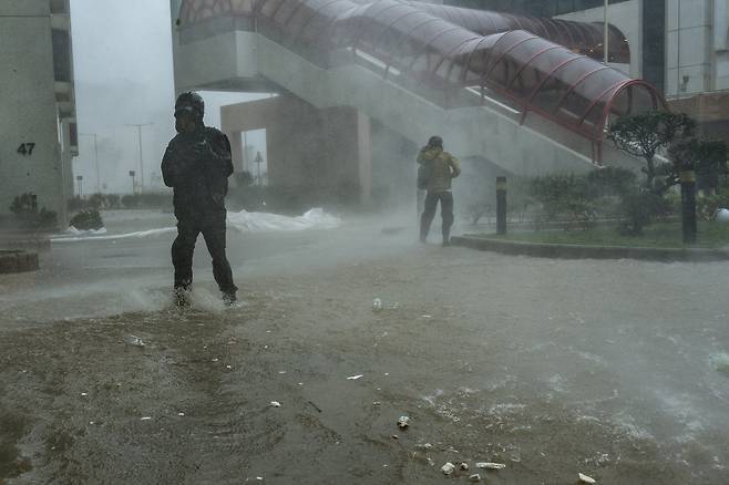 24일(현지 시간) 제18호 태풍 라가사가 홍콩에 상륙하면서 헝파추엔 지역에서 기자들이 강풍 현장을 취재하고 있다. 2025.09.24 홍콩=AP 뉴시스