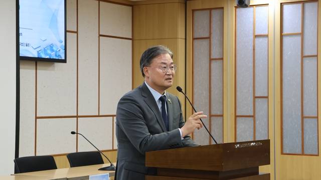 이연희 더불어민주당 국회의원이 23일 오전 9시30분 서울 국회의원회관에서 열린 ‘글로벌 배터리 시장 변화와 K배터리 산업 경쟁력 확보를 위한 국회 토론회’에서 개회사를 하고 있다. 배터리산업협회 제공.