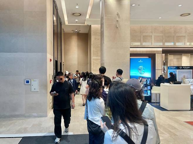 24일 서울 중구 신세계백화점 본점 1층에서 중국 관광객들이 면세점(8~12층)으로 올라가는 엘리베이터를 타기 위해 기다리고 있다. 사진=김현지 기자