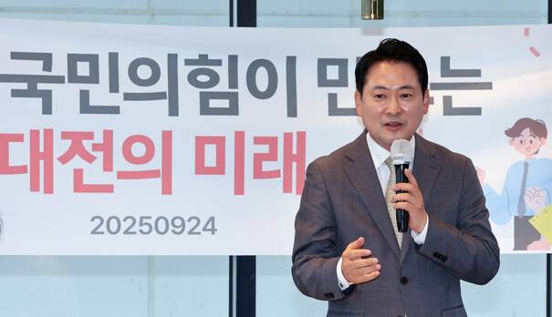 국민의힘 장동혁 대표가 24일 오후 대전 유성구 한 카페에서 열린 지역 청년과 간담회에서 발언하고 있다. 연합뉴스