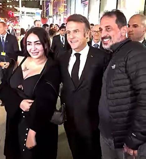 22일 미국 뉴욕 거리에서 에마뉘엘 마크롱(앞줄 가운데) 프랑스 대통령이 시민들과 기념 촬영을 하고 있다. 브뤼(Brut) 유튜브 캡처