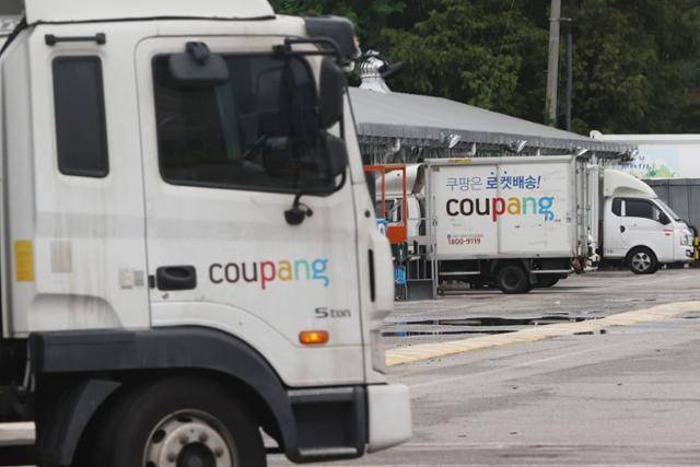 지난달 서울의 한 쿠팡 물류센터를 오가는 차량. 연합뉴스