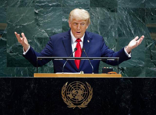 도널드 트럼프 미국 대통령이 23일 미국 뉴욕시 유엔본부에서 열린 제80차 유엔총회에서 기조연설을 하고 있다. 뉴욕=UPI 연합뉴스