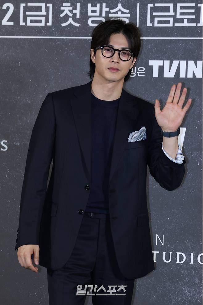 배우 김지훈이 21일 오전 서울 용산구 CGV용산아이파크몰에서 열린 아마존 프라임 비디오 시리즈 '버터플라이' 기자간담회에 참석해 포토타임을 갖고 있다. '버터플라이'는 베일에 싸인 전직 미 정보요원 데이비드 정(대니얼 대 킴 분)이 어떤 선택에 의해 삶이 무너지고, 과거에 얽매인 그를 살해하라는 명령을 받은 현직요원 레베카(레이나 하디스티 분)와 쫓고 쫓기는 이야기를 그린 시리즈물. 오는 22일부터 tvN을 통해서도 매주 금요일 밤 10시 40분에 방송한다. 서병수 기자 qudtn@edaily.co.kr /2025.08.21/