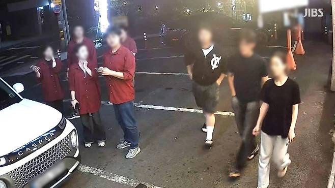 어제(23일) 저녁 제주시 조천읍의 한 약국에서 차량 돌진 사고가 발생해 놀란 시민과 상가 관계자들은 건물 밖으로 나와 상황을 지켜보는 모습